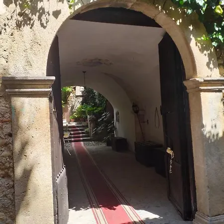 Palazzo Caracciolo * غيراتشه