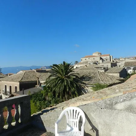 Palazzo Caracciolo 3*